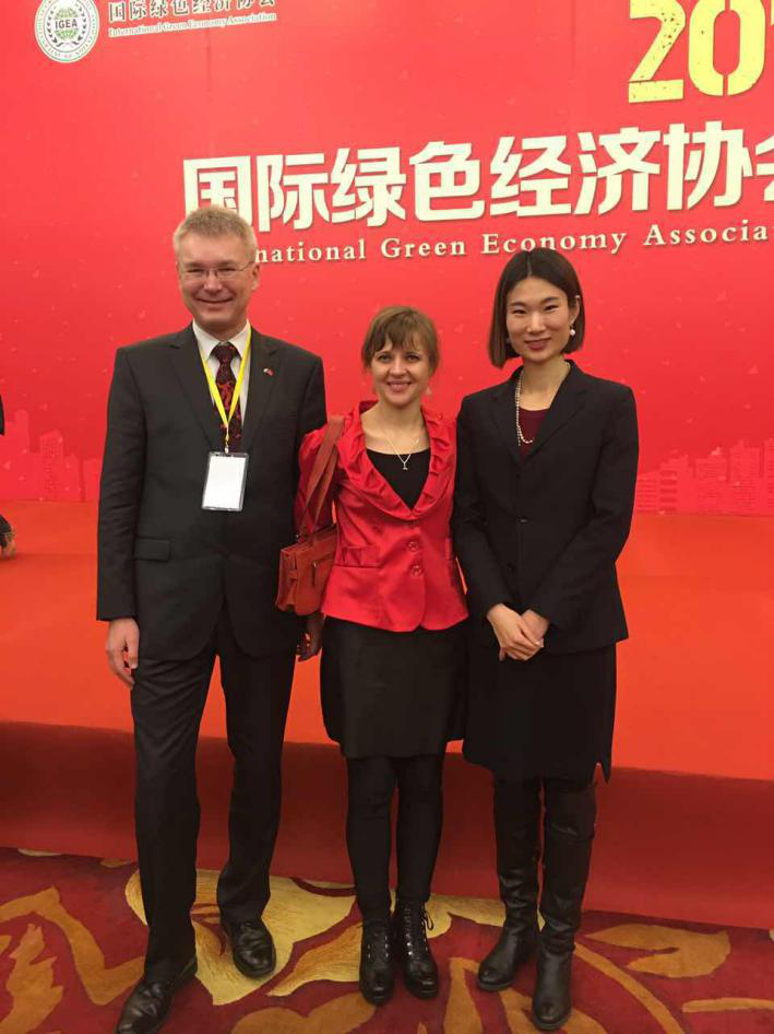  捷斯中合作協(xié)會(huì)監(jiān)事會(huì)員Rudolf Zachoval（左一）、Sarka Zhang（左二）與 仟億達(dá)劉總（右一）合影