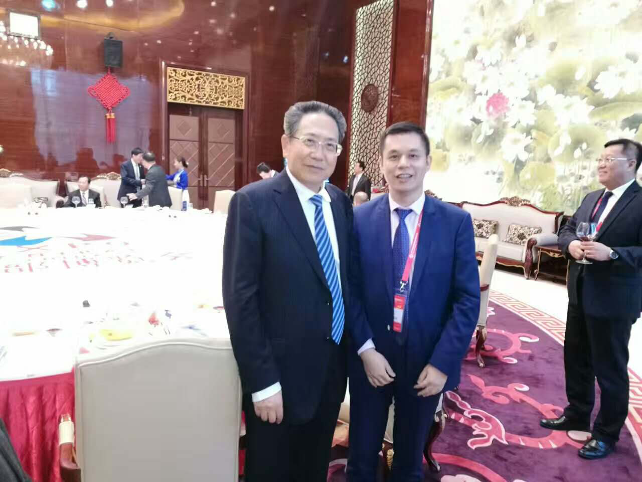 安徽省委書記、省人常委會(huì)主任李錦斌（左）仟億達(dá)集團(tuán)董事長(zhǎng)鄭兩斌（右）與合影留念
