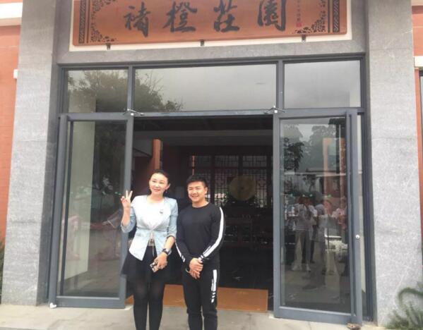 仟億達(dá)集團(tuán)總裁(左)與型動(dòng)體育始人、奧運(yùn)陳一冰(右)